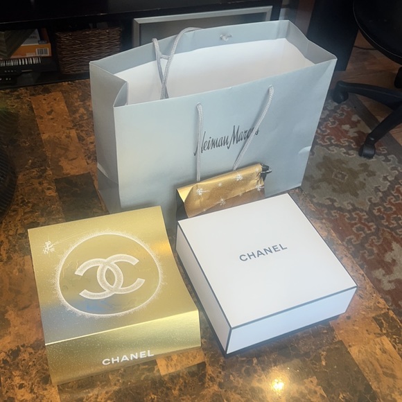 Chanel box bag and wrapping - Picture 3 of 10